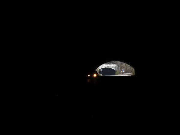 어두운 고속도로 터널의 — 스톡 사진