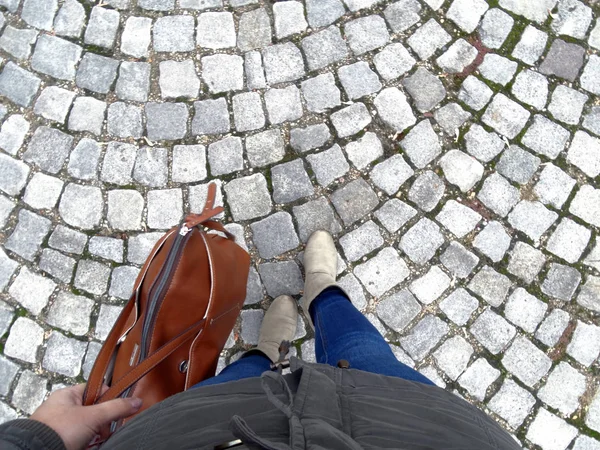 Caminhada Feminina Pedras Pavimentação — Fotografia de Stock