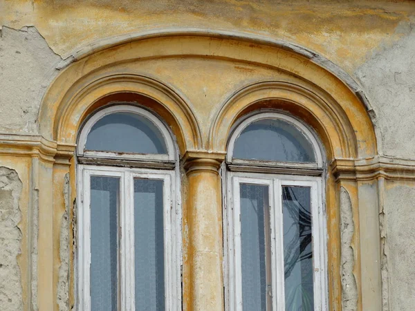 Стара Будівля Windows Арки — стокове фото