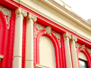 Arch ve sütunları dekorasyon ile kırmızı duvar