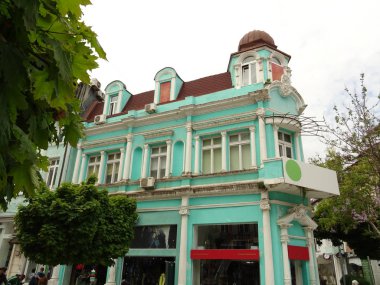 Yeşil cepheli eski vintage bina