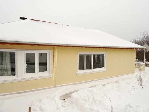 Maison Jaune Dans Neige — Photo