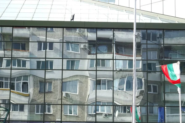 Antiguo Edificio Reflejado Uno Moderno — Foto de Stock