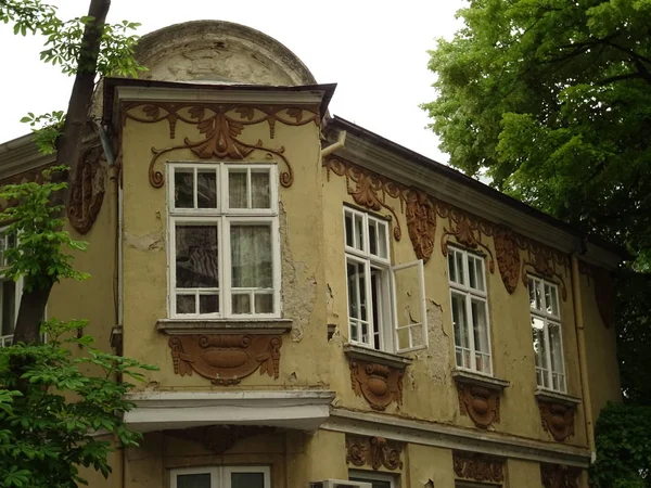 Vintage Fenster Gelber Fassade — Stockfoto