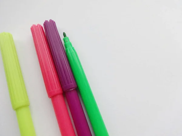 Plumas Color Sobre Fondo Blanco — Foto de Stock