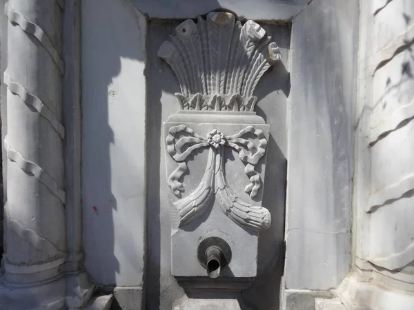 Iglesia Piedra Fuente Cerca — Foto de Stock