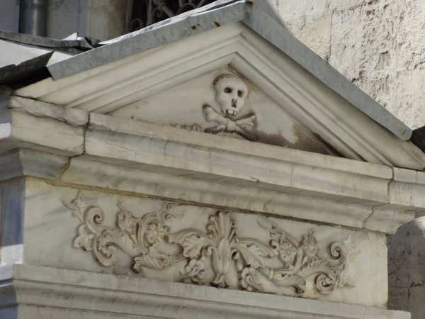 Taş Kilise Alınlığın Kafatası Ile — Stok fotoğraf