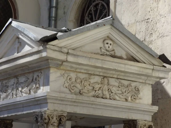 Stone Church Pediment Skull — Stock Photo, Image