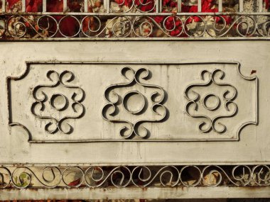 Çelik bir kapı süs