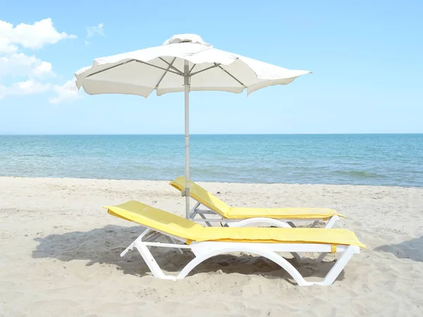 Salotti Ombrelloni Sulla Spiaggia — Foto Stock