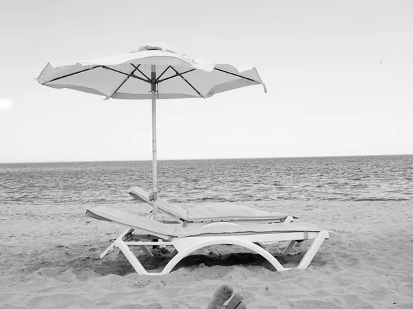 Salón Playa Sombrilla Efecto Blanco Negro — Foto de Stock