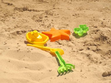 Renkli plaj oyuncakları çocuklar
