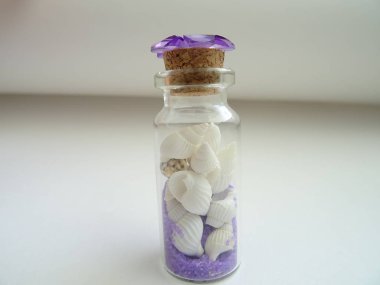 Midyeler ve kabuklar cam şişe