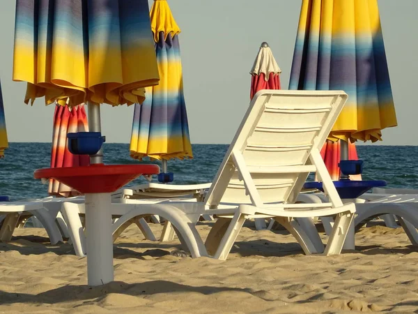 Coloridas Sombrillas Playa Día Soleado — Foto de Stock