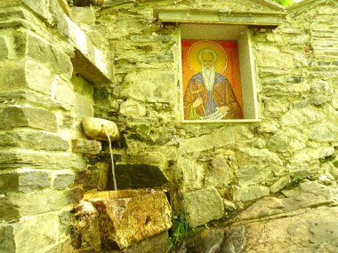 Kilise taş çeşme bir simge ile