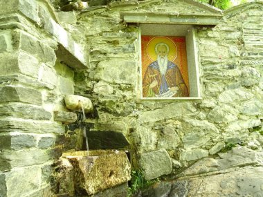 Kilise taş çeşme bir simge ile