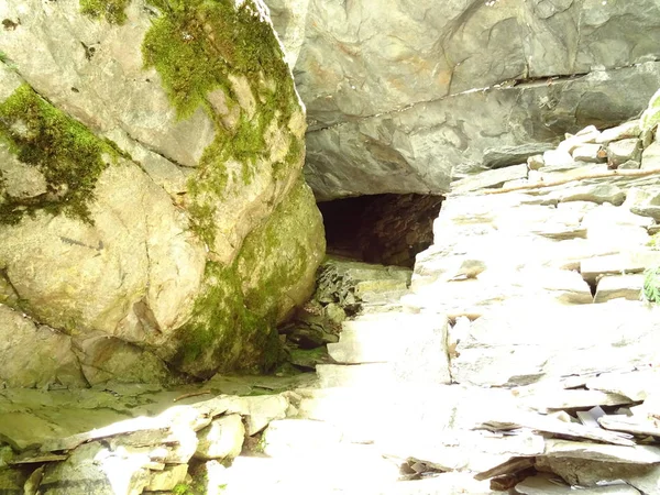 Μικρή Σπηλιά Στα Βράχια — Φωτογραφία Αρχείου