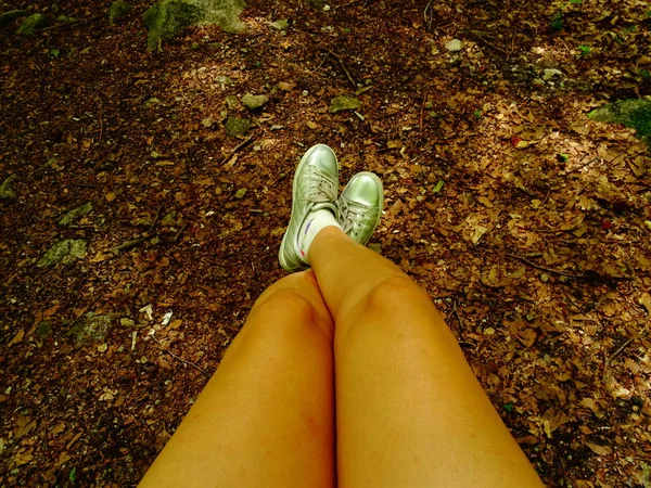 Pernas Femininas Dose Relaxante Uma Floresta — Fotografia de Stock