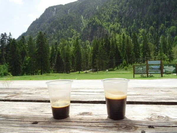 Xícaras Café Contra Fundo Uma Montanha — Fotografia de Stock