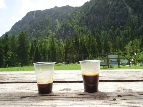 Xícaras Café Contra Fundo Uma Montanha — Fotografia de Stock