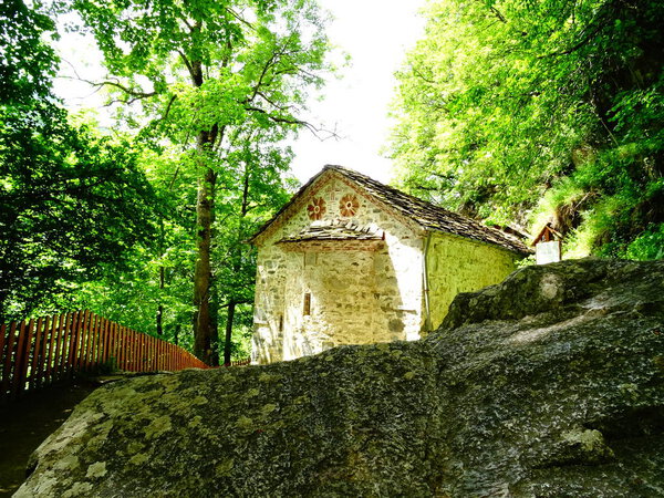 Староболгарская церковь в лесу
