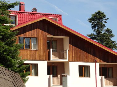 Dağ ahşap otel mimarisi