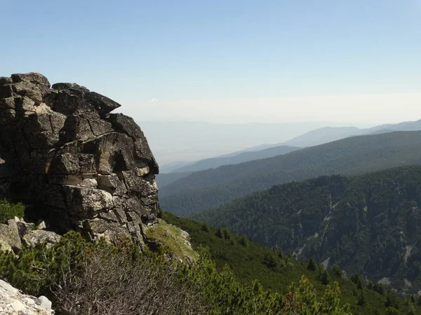 从保加利亚里拉山的亚斯特雷贝茨峰看风景 — 图库照片