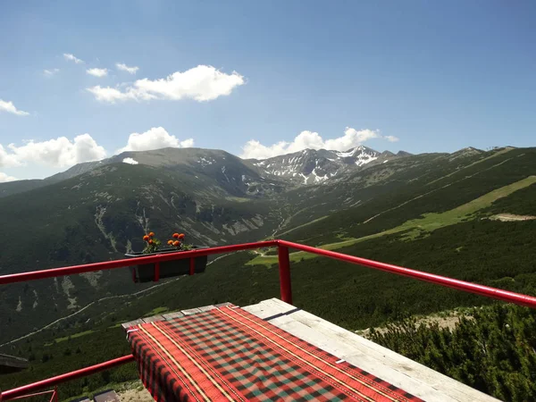 Holztisch Und Bänke Mit Blick Auf Die Berge — Stockfoto