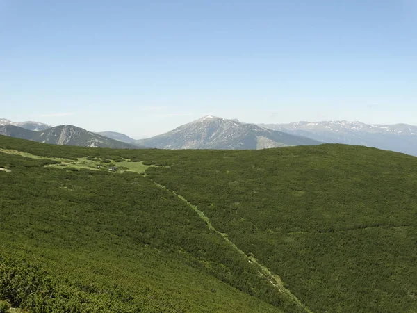 从保加利亚里拉山的亚斯特雷贝茨峰看风景 — 图库照片