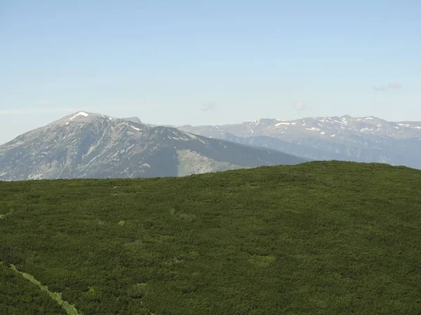 从保加利亚里拉山的亚斯特雷贝茨峰看风景 — 图库照片