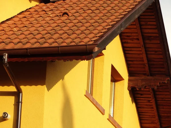 Casa Amarilla Brillante Tejado — Foto de Stock