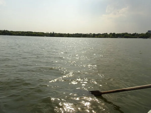 在罗马尼亚布加勒斯特市西米久公园的湖中划船 — 图库照片