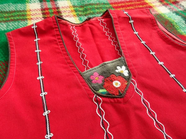 保加利亚传统红色礼服与花卉装饰 — 图库照片