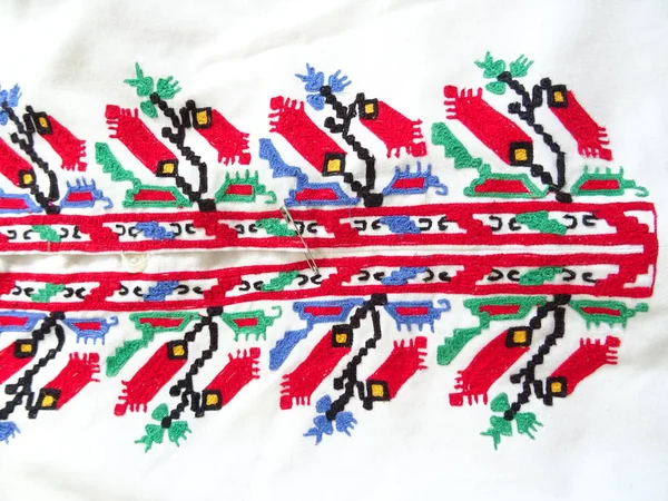 Camisa Feminina Branca Búlgara Tradicional Com Padrões Coloridos — Fotografia de Stock