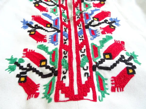 Традиційні Болгарські Білі Жіночий Сорочка Кольоровими Візерунками — стокове фото