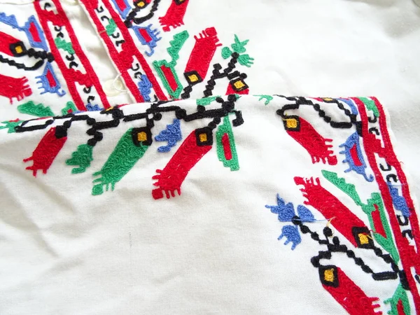 Traditionele Bulgaarse Witte Vrouwelijke Shirt Met Kleurrijke Patronen — Stockfoto