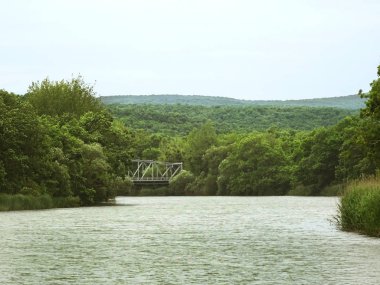 Göl veya nehir ile güzel manzara görünümü