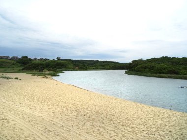 Göl veya nehir ile güzel manzara görünümü