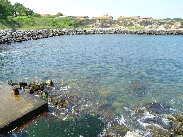 Costa Del Mar Rocoso Durante Día — Foto de Stock