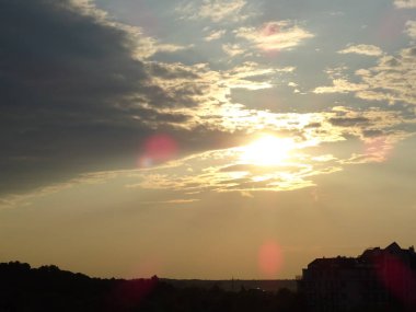 Parlak güneş Bulutların arasında