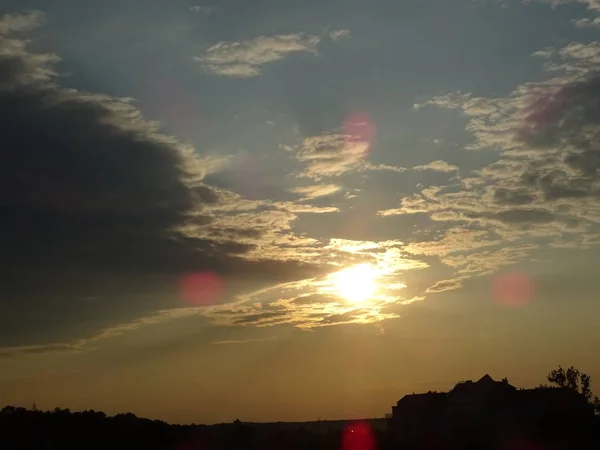 Яркое Солнце Среди Облаков — стоковое фото