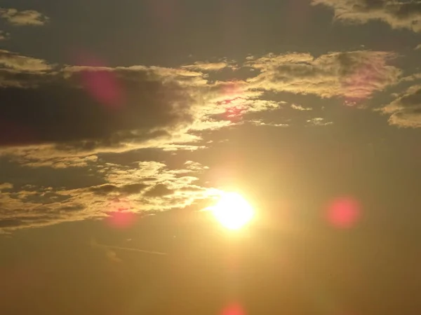 Φωτεινό Ήλιο Ανάμεσα Στα Σύννεφα — Φωτογραφία Αρχείου