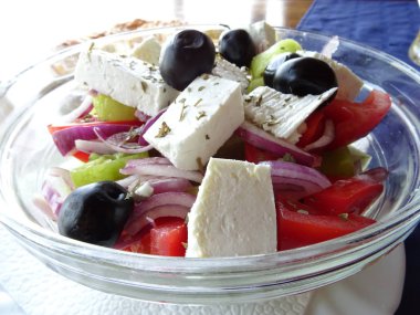 Yunan salatası peynir ve zeytin