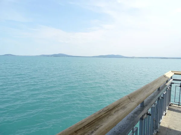 Zeewater Een Houten Brug Rail — Stockfoto