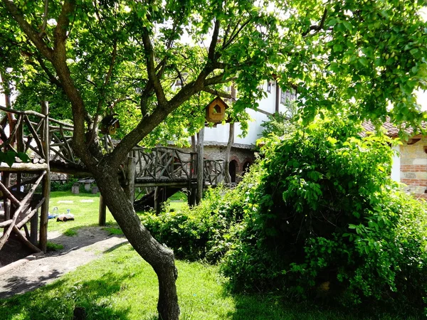 Jardín Verde Con Puente Madera — Foto de Stock