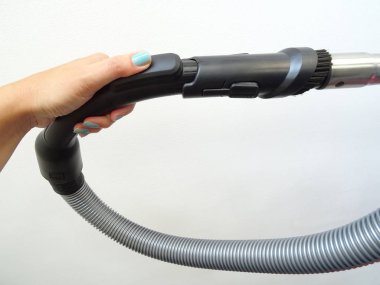 Bir elektrikli süpürge tutan kadın