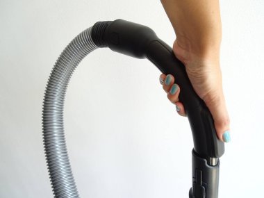 Bir elektrikli süpürge tutan kadın