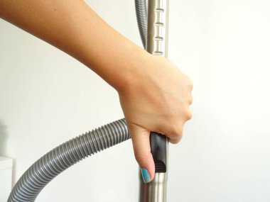 Bir elektrikli süpürge tutan kadın