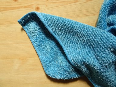 Ahşap zemin üzerine mavi Mikrofiber Havlu