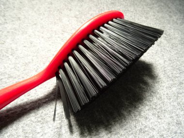 Kırmızı ve siyah mutfak temizleme fırçası